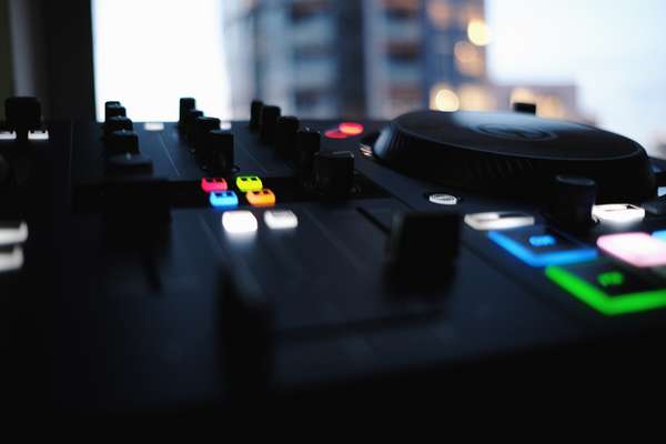 Controleur DJ et Table de Mixage en location pas cher à Brest